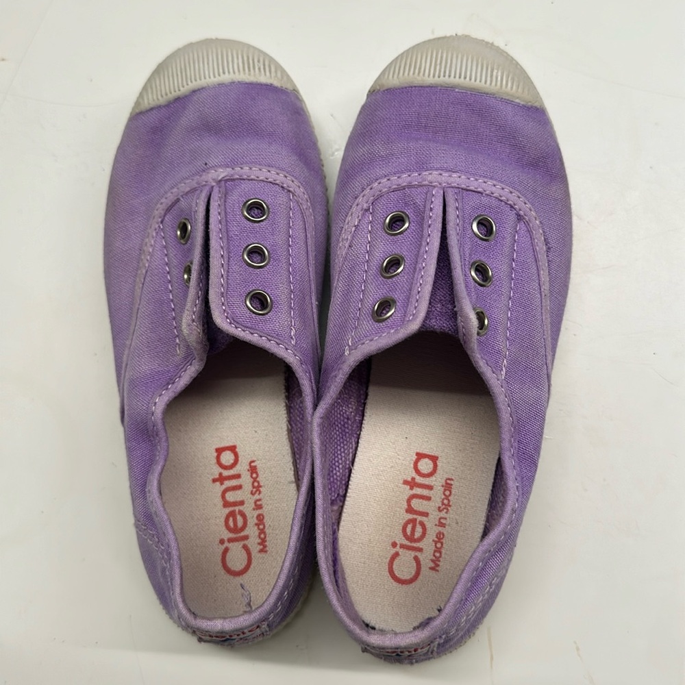 cienta canvas sneaker - euc - size 29